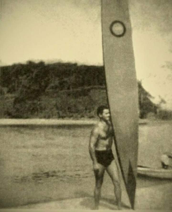 Surfista com prancha de madeira em Itanhaém