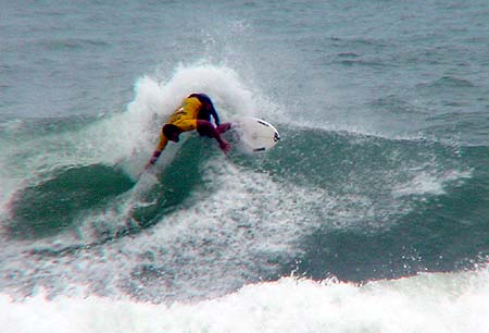 Wagner Pupo surfando uma onda tubular