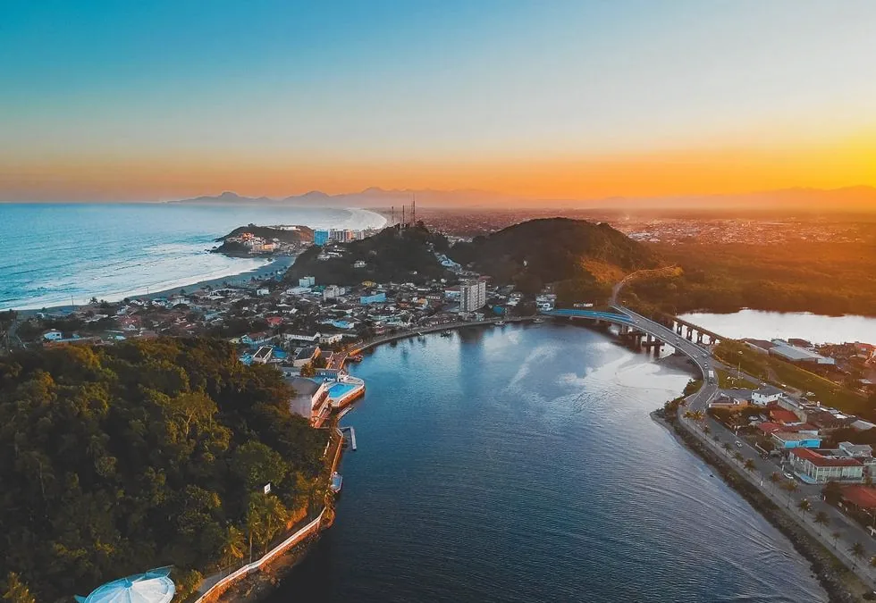 Itanhaém ao pôr do sol, vista aérea da Boca da Barra