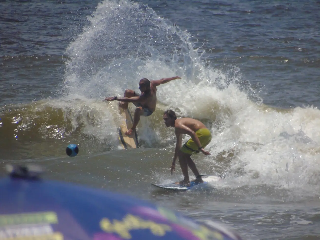 Surf a dois na mesma onda