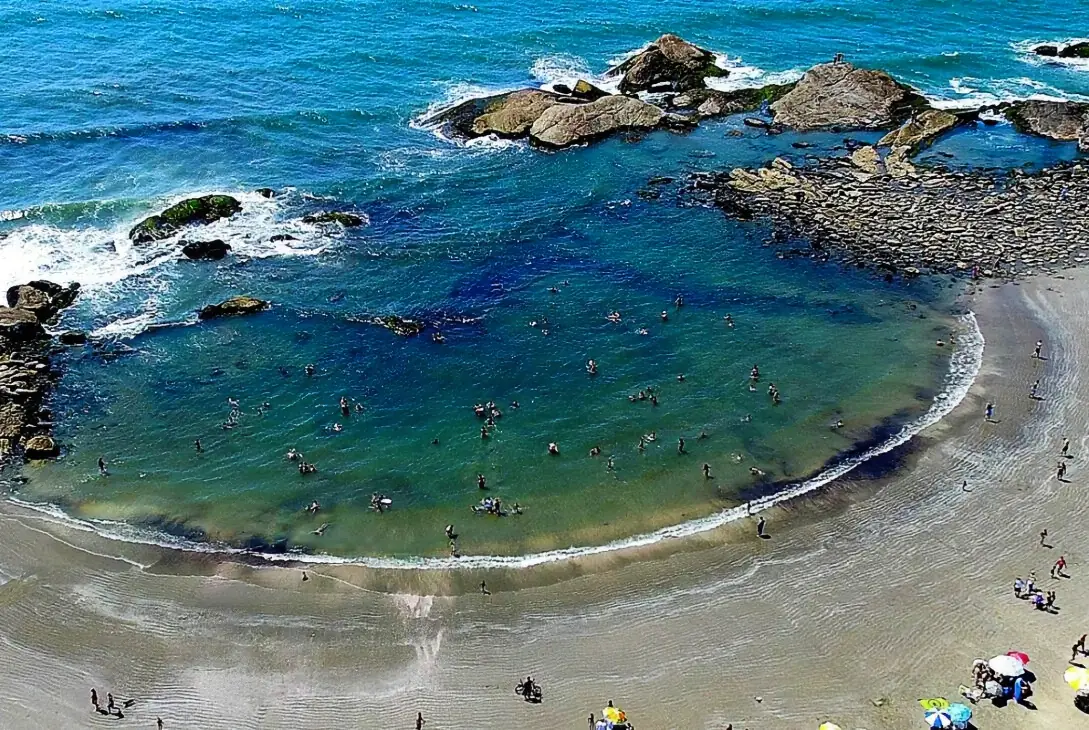 Piscina natural no costão