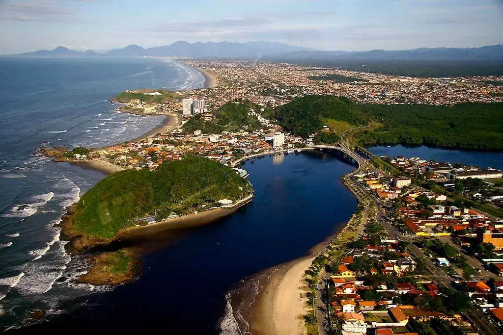 Itanhaém vista do alto, rio e mar